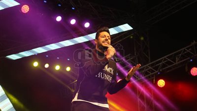 طفلة تفاجئ حماقي ببوكيه ورد في حفل نادي نقابة المهندسين