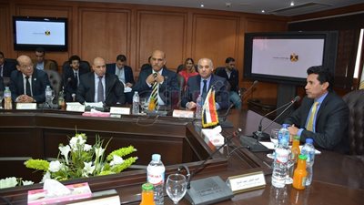 وزير الشباب يلتقي رجال أعمال عرب لبحث الاستثمار في المنشآت الرياضية