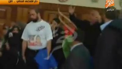 بالفيديو.. صراخ وإغماء وسط أهالي شهداء بورسعيد بعد قبول طعن المتهمين