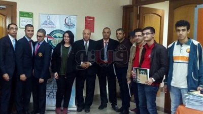 جامعة عين شمس تكرم وكيل كلية الطب البشري بجامعة بنها.. صور