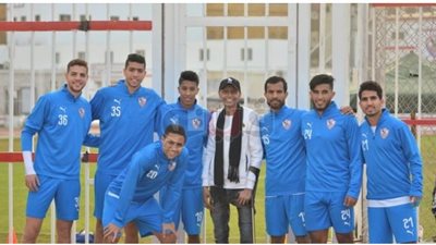 لاعبو الزمالك يلبون رغبة مريض سرطان بالتقاط صورة تذكارية