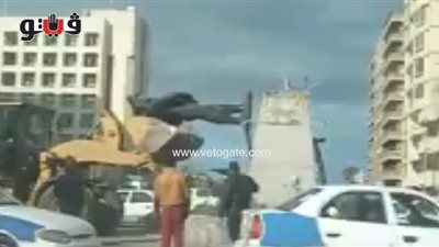 لحظة كسر عنق تمثال عبد المنعم رياض في بورسعيد (فيديو)