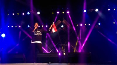 حماقي يحمل العلم ويغني لمصر في حفل نادي «المهندسين» بأكتوبر (صور)