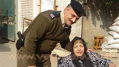 بالصور.. الشرطة تساعد كبار السن في الانتخابات