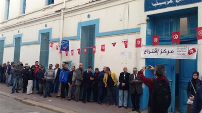 بالصور.. احتشاد التونسيين أمام صناديق الاقتراع في الانتخابات الرئاسية