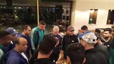 لاعبو الاتحاد يحتفلون بعيد ميلاد عامل المهمات قبل مواجهة سموحة (صور)