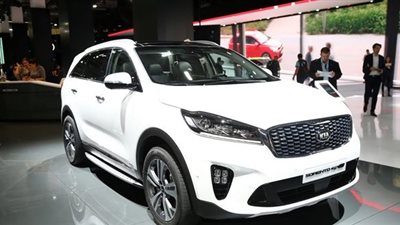 كيا تستعين بمصابيح أمامية LED في سيارتها الرياضية