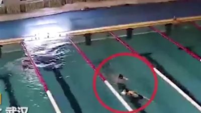 لحظة غرق امرأة عجوز في حمام السباحة (فيديو)