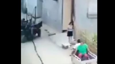 امرأة تتعرض لحادث دهس مروع أمام منزلها (فيديو)