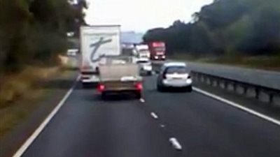 مأساة سببها تهور سائق شاحنة على طريق سريع (فيديو وصور)