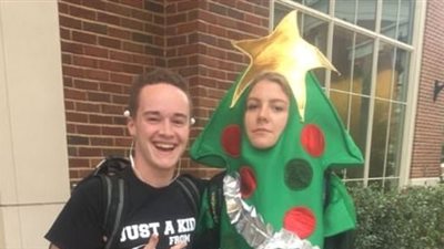 فتاة ترتدي زي شجرة طوال فصل دراسي بالجامعة بسبب تويتر (صور)