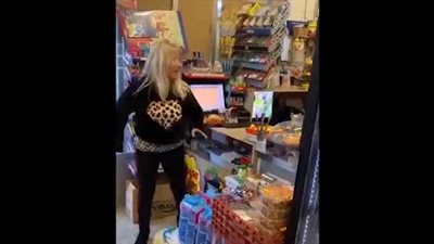 رد فعل عاملة هاجمتها امرأة عنصرية داخل متجر ( فيديو)