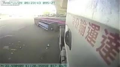 سائق شاحنة متهور يدهس راكب دراجة نارية (فيديو)