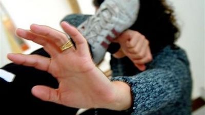 «المعاكسة بالإيذاء الجسدي».. شاب يفتح رأس فتاة بغرض التحرش بها.. آخر يستخدم مياه نار في تصفية عين طالبة للفت انتباهها.. السجائر المشتعلة أحدث الأساليب بالسلام