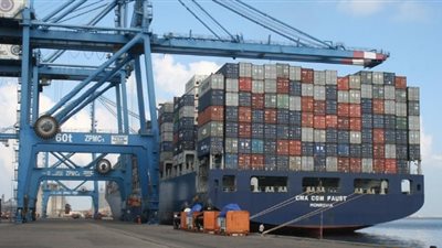 ميناء دمياط يستقبل 19 سفينة