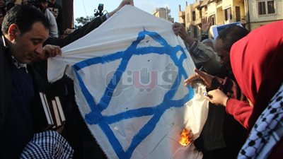 المتظاهرون يحرقون العلم الإسرائيلي بمحيط الجامع الأزهر (فيديو)