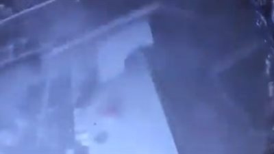 رد فعل رجل بعد تشويه مبنى دخل فيه بسيارته (فيديو)