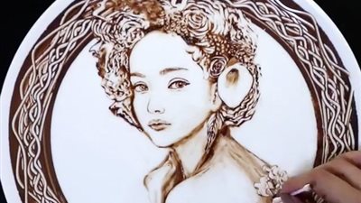 فن بمذاق الشيكولاتة.. فنانة موهوبة ترسم لوحاتها بـ«الشيكولاتة السايحة»