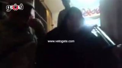 بالفيديو.. «مسنة» تهدى مجندا «شوكولاتة» بعد مساعدتها للإدلاء بصوتها