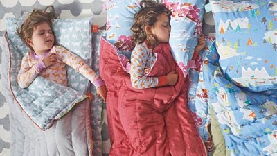 أفضل حيل لتدفئة طفلك «الرافض للغطاء» خلال نومه