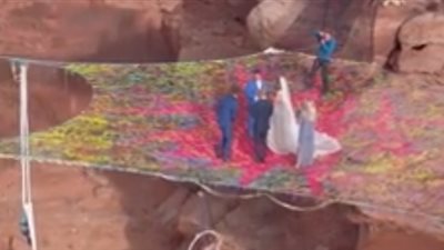 مفاجأة غير متوقعة لعروسين قررا الزواج أعلى شبكة معلقة (فيديو)