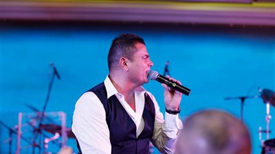 بالصور.. عمرو دياب يتألق في رومانيا