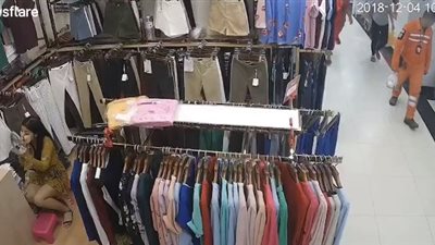 فتاة تستغل انشغال عاملة في محل وتسرق ملابس (فيديو)