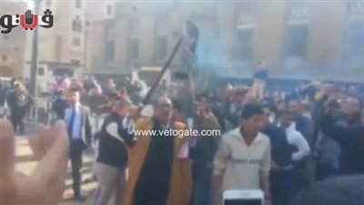 شبيه السادات يحرق العلم الإسرائيلي بمحيط الأزهر (فيديو)