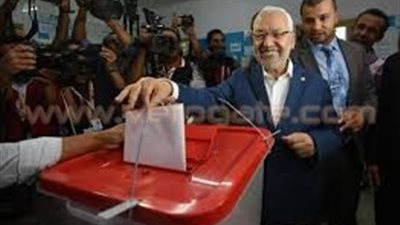 «الغنوشي» خلال الإدلاء بصوته: اليوم سقطت الأصنام.. وتحققت الأحلام