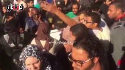 الأمن يفتح ممرا لخروج المتظاهرين من محيط الجامع الأزهر (فيديو)