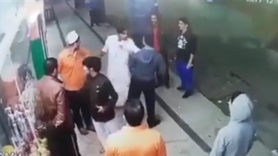 مشاجرة بين شاب مصري وكويتي داخل محل تجاري (فيديو)