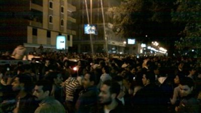 تجمهر الأهالي أمام المستشفى العام بعد مقتل أمين شرطة بالشرقية