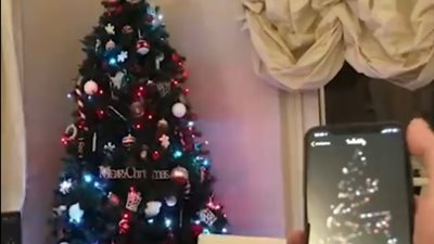أحدث جهاز لتغيير زينة شجرة الكريسماس (فيديو)
