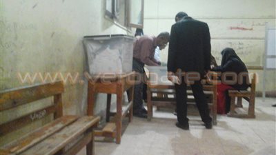 بالصور.. قضاة يبدءون فرز صناديق الاقتراع بالخصوص قبل انتهاء التصويت