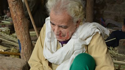 ذهب البصر فاعتمد على «البصيرة».. حكاية «عم أحمد» ونصف قرن مع الجريد بالمنيا