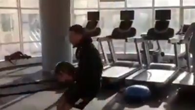 الحضري ينشر فيديو أثناء التدريب في الجيم