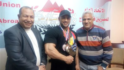 اتحاد المصريين بالخارج يكرم بطل العالم في كمال الأجسام (صور)