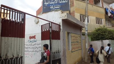 بالصور.. قائد المنطقة المركزية يوزع أدوات مدرسية على طلاب القليوبية