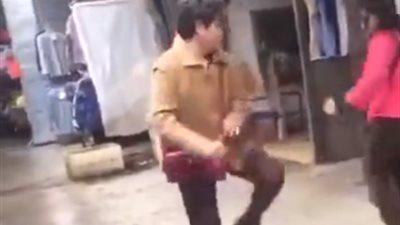 معركة طريفة بين امرأة وعشيقة زوجها في الصين (فيديو)