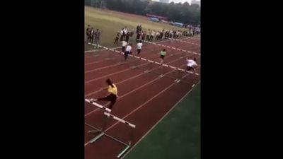 فتاة تواجه فشلها المتتالي في تخطي الحواجز بإصرار مدهش (فيديو)