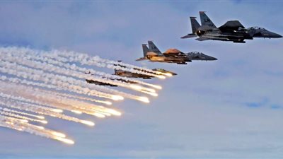 غارات عنيفة على معسكر تدريب كبير للحوثيين في محافظة حجة