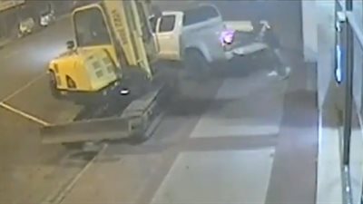 لصان يستخدمان حفارًا في سرقة بنك بأستراليا (فيديو)