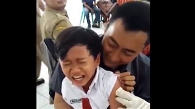 رد فعل طريف لطفل خائف من الحقنة (فيديو)