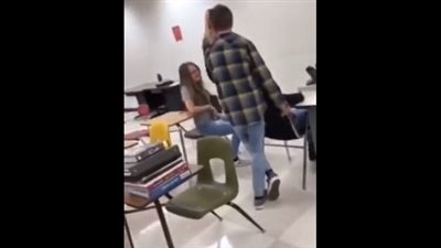 رد فعل مفاجئ لمعلمة بعد نشوب شجار في الفصل بين طالبتين (فيديو)
