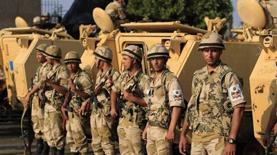 قوات الجيش والشرطة تؤمن مداخل ومخارج مبنى كلية الاقتصاد المنزلي