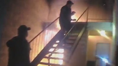 رجال إطفاء يلتقطون صبيًا قفز من نافذة هربًا من حريق (فيديو)