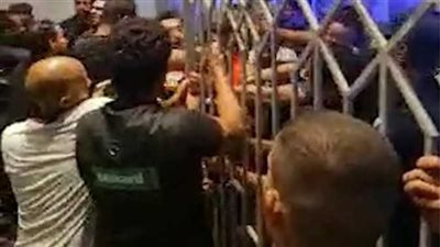 تكسير بوابات وإصابات بين الجمهور.. ماذا حدث في حفل عمرو دياب بالعلمين | فيديو