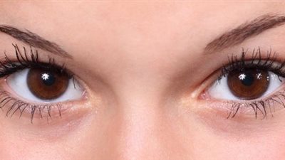 عالجي الحواجب الخفيفة بزيت جوز الهند