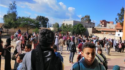 أولياء أمور يقتحمون مدرسة بكفر الشيخ بعد أنباء عن تسمم تلميذ (فيديو)