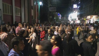 بالصور.. توقف حركة المرور أمام كنيسة «رئيس الملائكة» بأسيوط